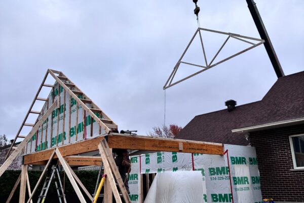 Construction extension maison avec levage structure métallique.